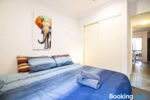 Deluxe Stays McMillan Holiday Apartments With Complimentary Parking & Netflix - Tourism Canberra 7