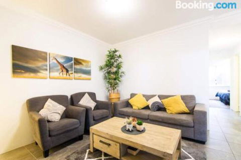 Deluxe Stays McMillan Holiday Apartments With Complimentary Parking & Netflix - Tourism Canberra 4