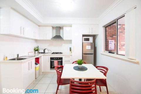 Deluxe Stays McMillan Holiday Apartments With Complimentary Parking & Netflix - Tourism Canberra 5