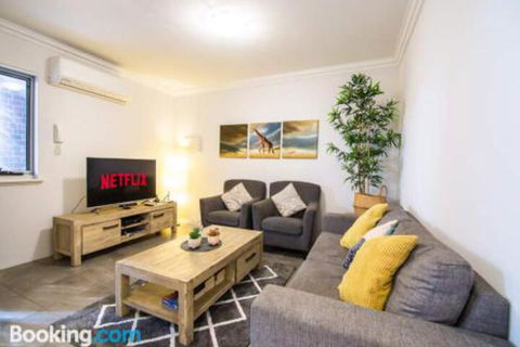 Deluxe Stays McMillan Holiday Apartments With Complimentary Parking & Netflix - Tourism Canberra 0