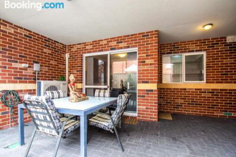 Deluxe Stays McMillan Holiday Apartments With Complimentary Parking & Netflix - Tourism Canberra 6