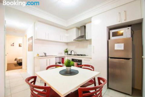 Deluxe Stays McMillan Holiday Apartments With Complimentary Parking & Netflix - Tourism Canberra 3