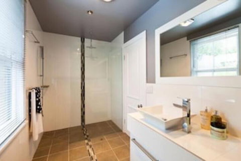 Spacious City 2 BR House Fit 6 PP - Tourism Canberra 4