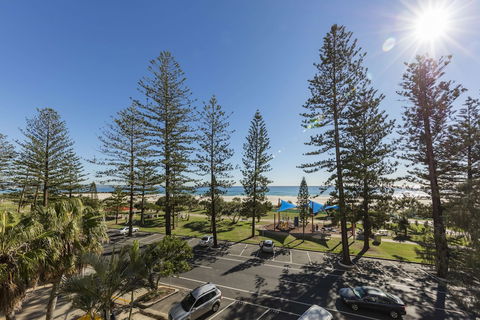 Oaks Gold Coast Calypso Plaza Suites - Tourism Canberra 1