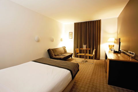 Golden Pebble Hotel - Tourism Canberra 4