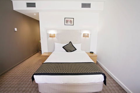 Golden Pebble Hotel - Tourism Canberra 5