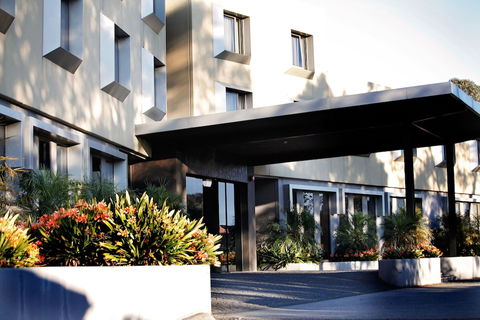 Golden Pebble Hotel - Tourism Canberra 1