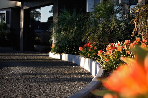 Golden Pebble Hotel - Tourism Canberra 0