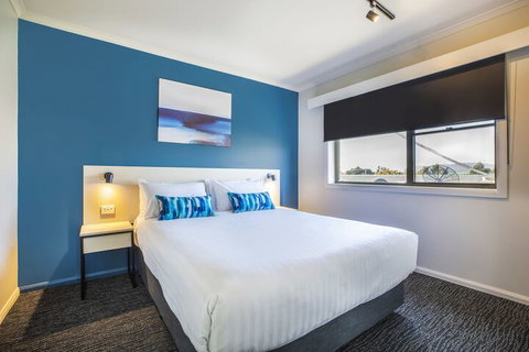 Nightcap At Riverside Hotel - Tourism Canberra 5