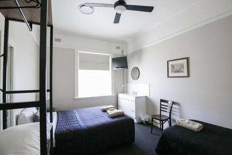 Hotel Gosford - Tourism Canberra 0