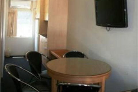 Queensgate Motel - Tourism Canberra 3