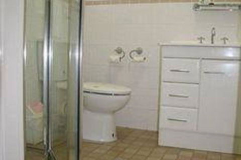 Queensgate Motel - Tourism Canberra 6
