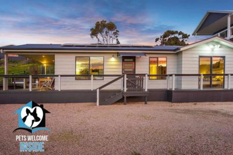 Almost New + Sea & Lake Views - Tourism Canberra 5