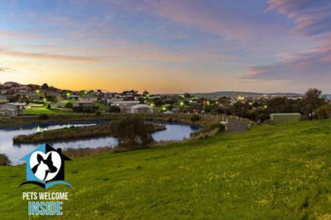 Almost New + Sea & Lake Views - Tourism Canberra 3