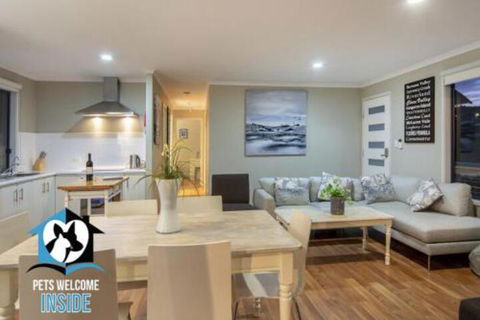 Almost New + Sea & Lake Views - Tourism Canberra 0