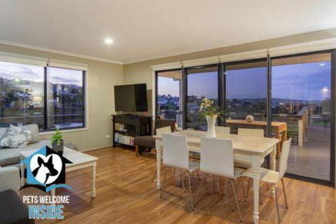 Almost New + Sea & Lake Views - Tourism Canberra 1