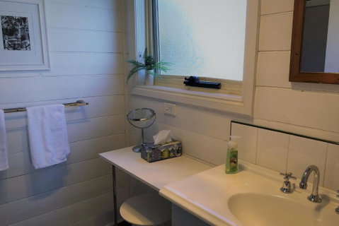 BURGESS COTTAGE King Bed For Couples - Tourism Canberra 3