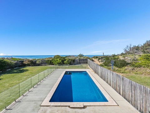 Dayz Dreamin Pool Gas Fireplace & Beachfront - Tourism Canberra 4