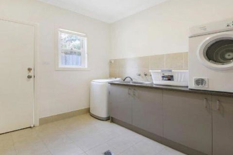 Redhaven House Spacious Quiet & Private - Tourism Canberra 7