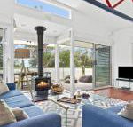 The Boathouse comfortable beachfront home - Tourism Canberra