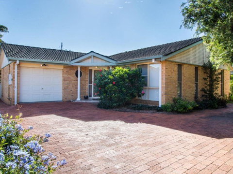 1 / 4 Huntly Close - Tourism Canberra 3