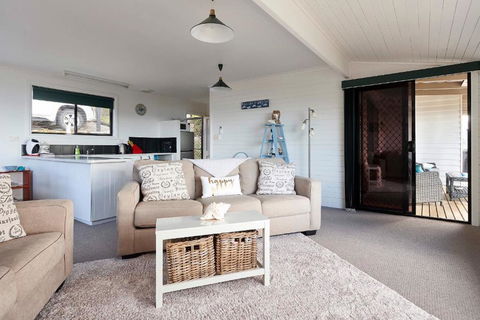 KINGFISHER COTTAGE Beachfront At The Binalong Bay - Tourism Canberra 6