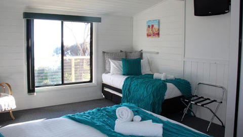 KINGFISHER COTTAGE Beachfront At The Binalong Bay - Tourism Canberra 3