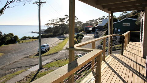KINGFISHER COTTAGE Beachfront At The Binalong Bay - Tourism Canberra 4