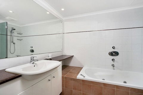 HAMP1 Bright Apartment In Cremorne - Tourism Canberra 3