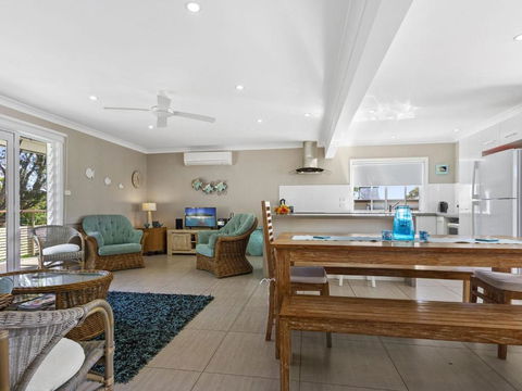 HILLTOP HAVEN In MOLLYMOOK - Tourism Canberra 4