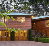 Treetops elegant inviting designer cedar home - Tourism Canberra