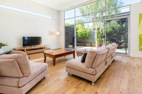 PALM COURT RETREAT MORNINGTON - Tourism Canberra 0
