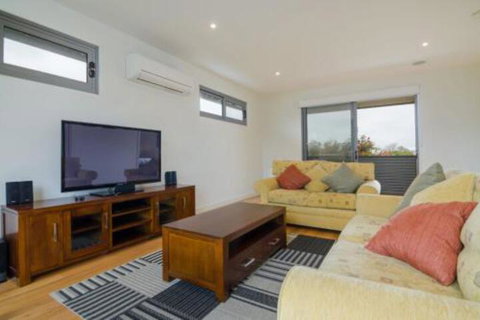 PIER 55 DROMANA... - Tourism Canberra 6