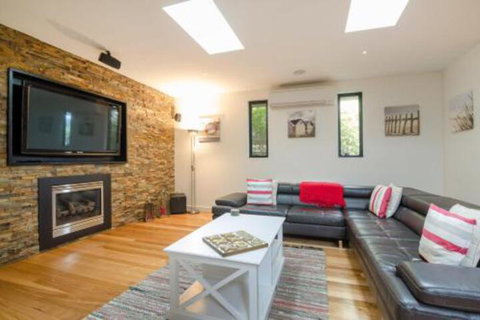 PIER 55 DROMANA... - Tourism Canberra 0