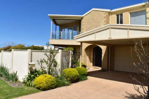 VIEWS FOREVER INVERLOCH - Tourism Canberra 0