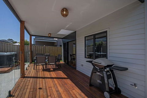 Seagrove Retreat Cowes - Tourism Canberra 1