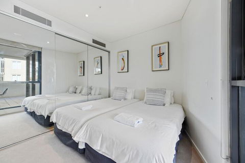 HomeHotel 2Bedroom With Shopping Mall - Tourism Canberra 4