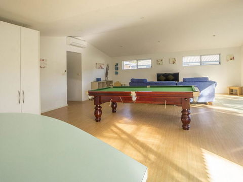 Conley Ave 8 Pet Friendly OUTSIDE Only - Tourism Canberra 6