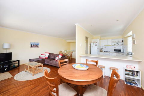 Sunbright 2/5 Petrel Street - Tourism Canberra 3