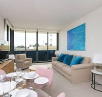 Large Modern 2 Bedroom Apartment Near Lake Claremont - Tourism Canberra