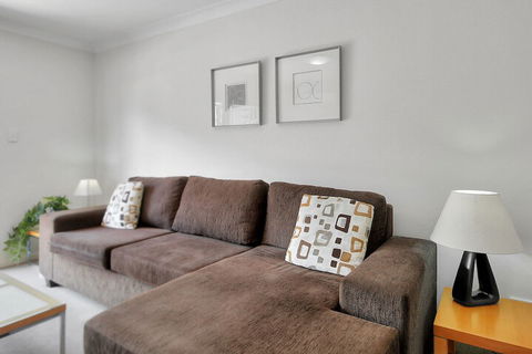 Airtrip Apartment On Russell St - Tourism Canberra 4