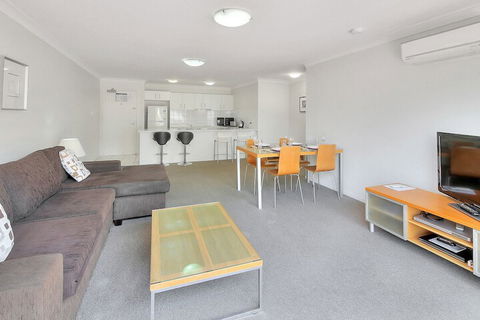 Airtrip Apartment On Russell St - Tourism Canberra 3