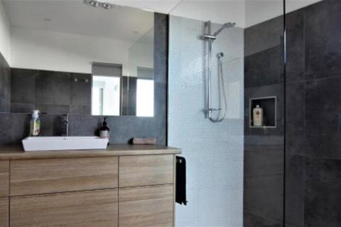 BEACHHOUSE BINALONG Luxury Waterfront Holiday House At Bay Of Fires - Tourism Canberra 1