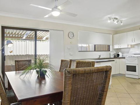 DAVIES STREET MOLLYMOOK 4 / 14 - Tourism Canberra 2
