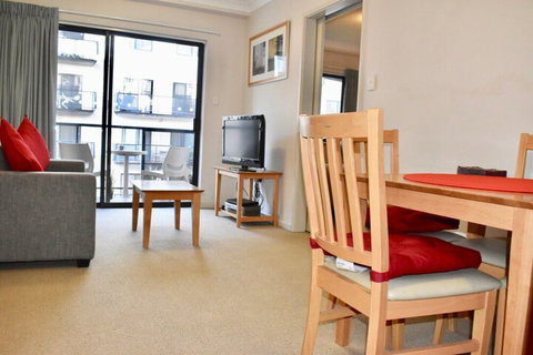 Convenient City Aprt For 2 W / Pool Gym Tennis Court - Tourism Canberra 5