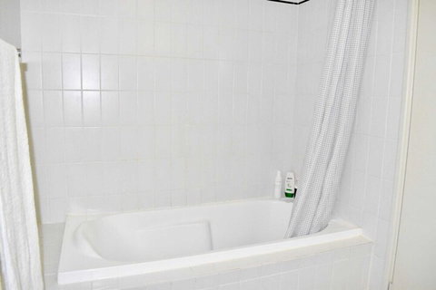 Convenient City Aprt For 2 W / Pool Gym Tennis Court - Tourism Canberra 6