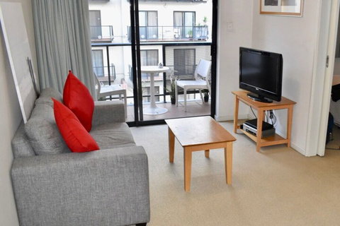 Convenient City Aprt For 2 W / Pool Gym Tennis Court - Tourism Canberra 4
