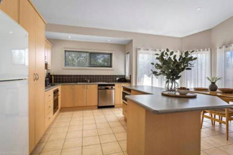 DRIFTWOOD VILLA Free Wifi Walk To Beach - Tourism Canberra 5
