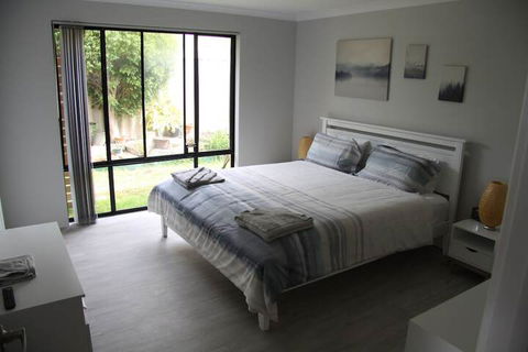 Warnbro Beach Family Accommodation - Tourism Canberra 2