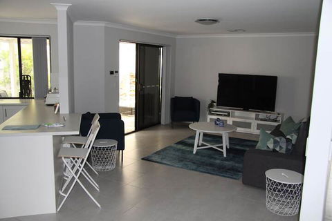 Warnbro Beach Family Accommodation - Tourism Canberra 1